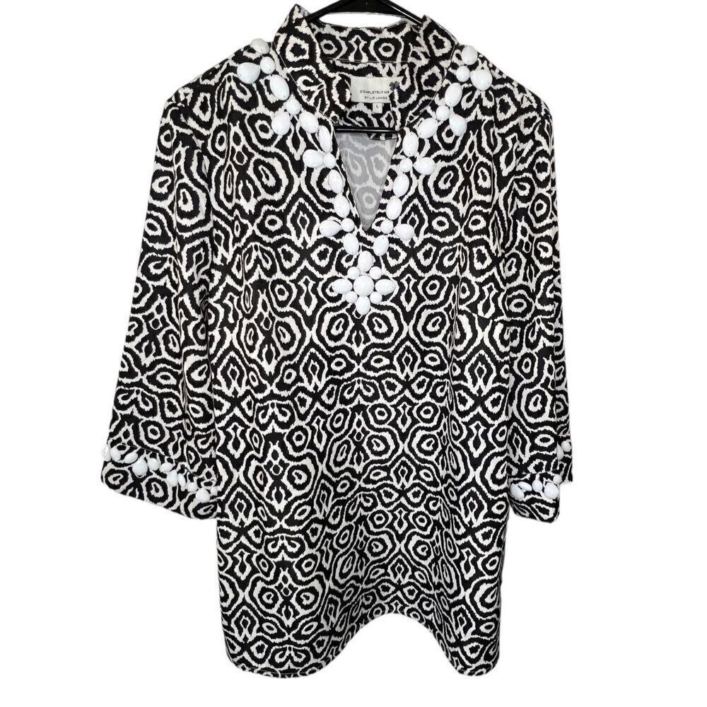 NWT Liz Lange Black and White Patterned 3/4 Sleeve Blouse With Large White Beadi